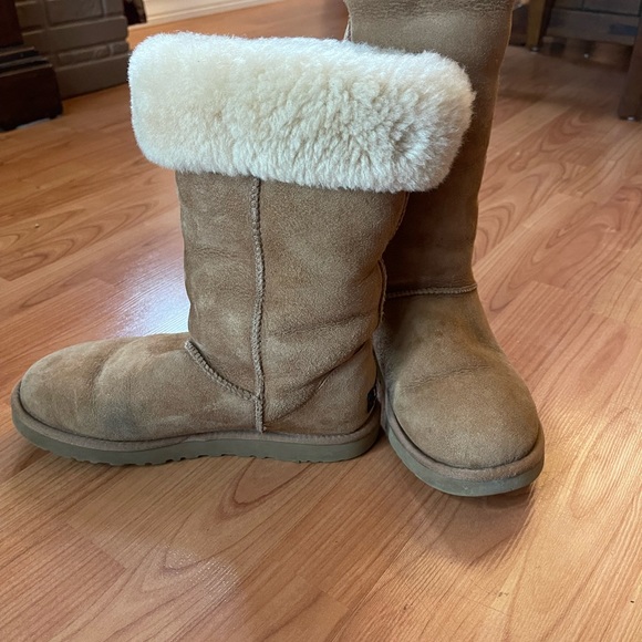 Size Woman’s 8 UGG boot. - Picture 3 of 4